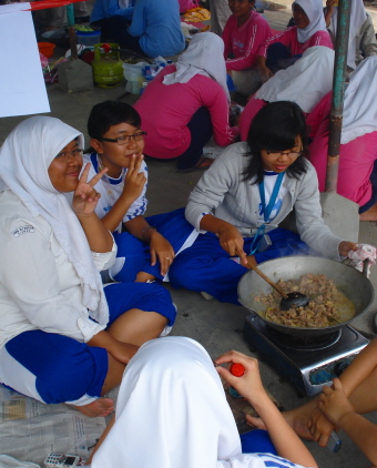 Muslims and non-Muslims working together to win the annual cooking competition / Najib Kailan