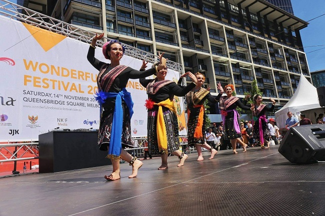 Mira and Yana performing the combination of Tari Tifa from Maluku with Tari Taume Anuku from Nusa Tenggara Timur at the Eastern Indonesia spectacular event in 2019 / Sanggar Lestari