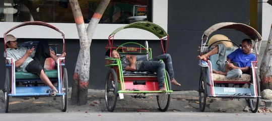 Becak drivers surf the internet on their mobile phones / Adhi Kusumo Clicktivism and the real world